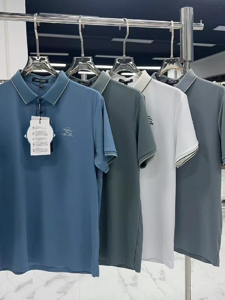 Seamless Brand Polo Shirts​ (Live-Stream Bestseller! 4 Colors Available)  ​Fabric:​​ Nylon + Spandex (4-way stretch)  ​Key Features:​​ ✔️ No-sew stitching (ultra-comfortable) ✔️ 4 trending colors per style ✔️ Full size run: M-3XL ✔️ Pre-matched size bundles  ​Wholesale Offer:​​  MOQ: 50pcs per color (mix sizes) Hot Tip: These sell 3000+ units daily on Douyin!
