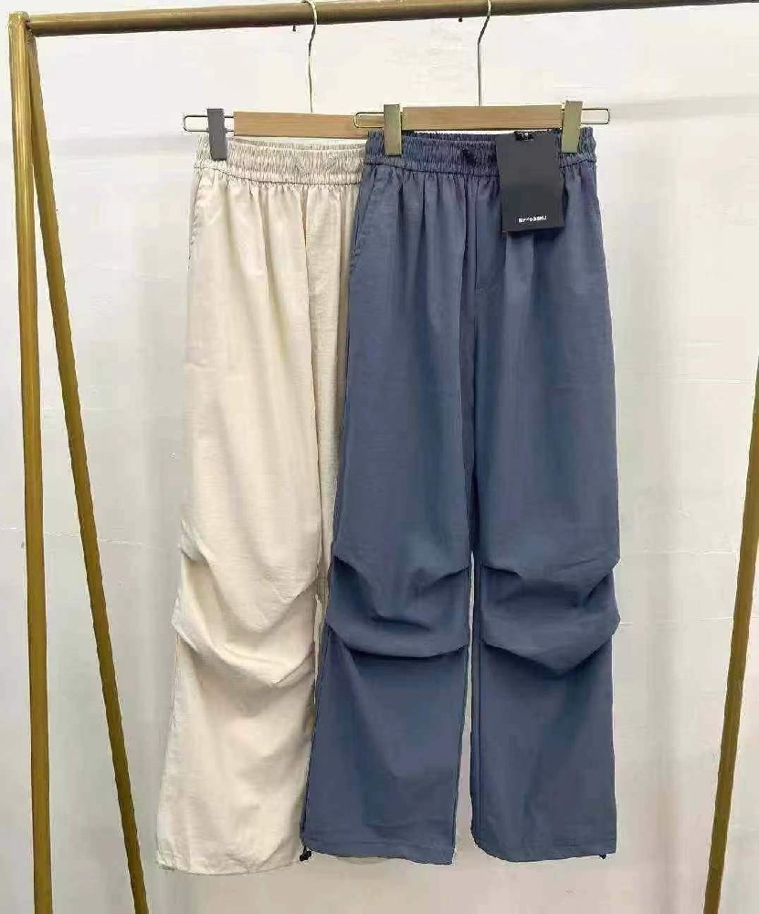 (DT)2,088 Pleated Cargo Pants - Versatile & Stylish!​​  ​🔥 Key Features:​​ ✔️ ​Soft & Comfortable Fabric​ - Lightweight yet durable ✔️ ​Adjustable Design​ - Drawstring waist + convertible cuffs (wide/tapered) ✔️ ​Functional Pockets​ - Multiple pockets for utility and style