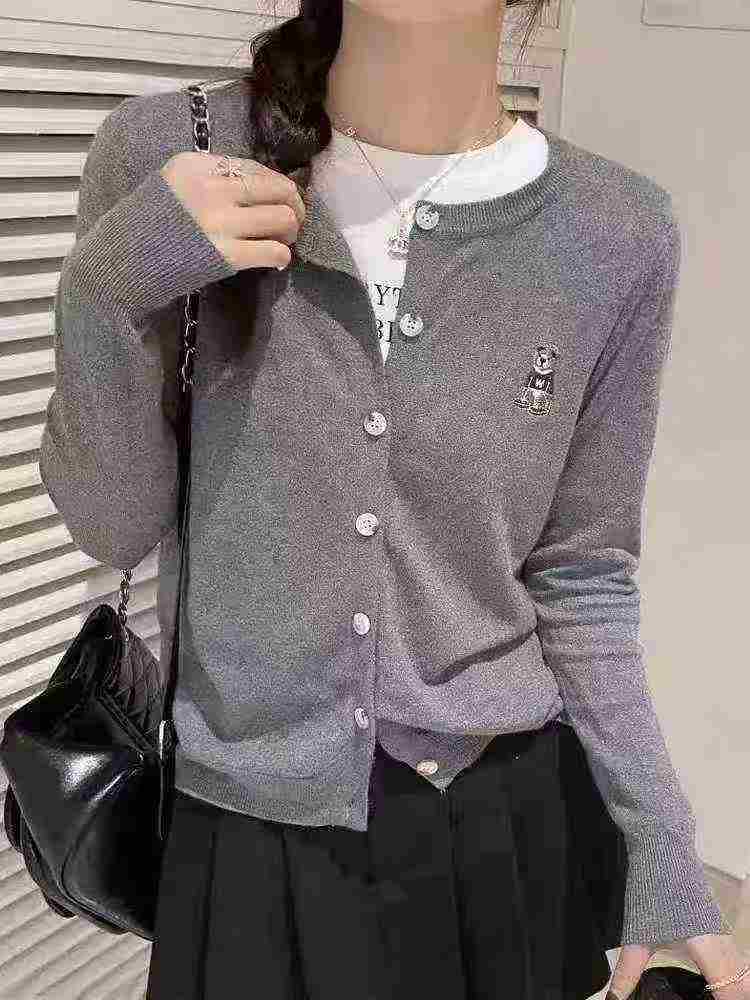 Fashion Women's Assorted Cardigan Sweaters​  This batch offers an incredibly attractive price! Features a variety of beautiful designs. Cardigans are an essential staple for autumn.