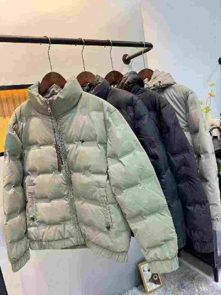 ​Product: New Winter Men's Down Jacket Collection​ ​Item No.: 250823-1​ This batch offers the latest styles for winter with exceptional cost-effectiveness. Featuring over 20 different designs, each one is trendy and modern – no outdated styles here.  ​High-Quality Filling:​​ Majority of jackets contain ​90% down. Some items come with an official ​quality inspection report. ​Assorted Options:​​ Available in a ​small mixed assortment​ of various models. ​Premium Quality & Feel:​​ The goods have a ​high-end, mall-quality texture​ that customers love. This is super fine merchandise. ​High Profit Potential:​​ You can easily resell these for ​​100−100-100−200​ USD each. ​Total Quantity:​​ A large bulk lot of ​570 pieces​ available.